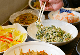 2.検温後、手袋をご着用の上、おばんざいBOXに詰めていただきます