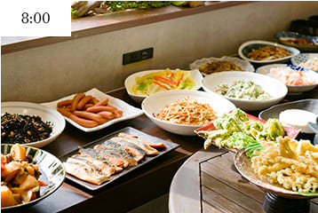 「朝食は地元の風土を感じるおばんざい」地元九重の素材を活かした20種類以上の料理を、お好きなだけお楽しみください。天気の良い日には、お部屋から素晴らしい景色を眺めながらお食事も可能です。