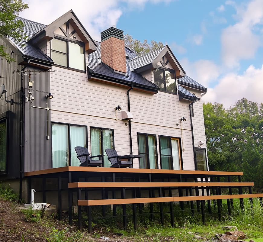 バルコニー バルコニーからは、周囲の自然風景を一望することができます。
                            のどかな雰囲気の中で、ゆっくりとくつろぐ時間を過ごすバルコニーは空間に開放感をもたらし、内外が一体となった心地よい空間を演出します。