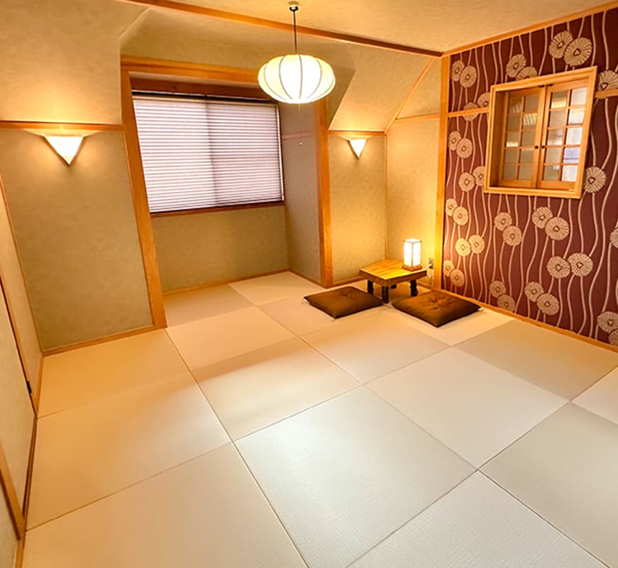 和室 琉球畳の細やかな編み目と優しい質感が、和室に落ち着きと上質な雰囲気を醸し出します。都会の喧騒から離れ、穏やかな時間を過ごせるのがこの和室の大きな魅力です。