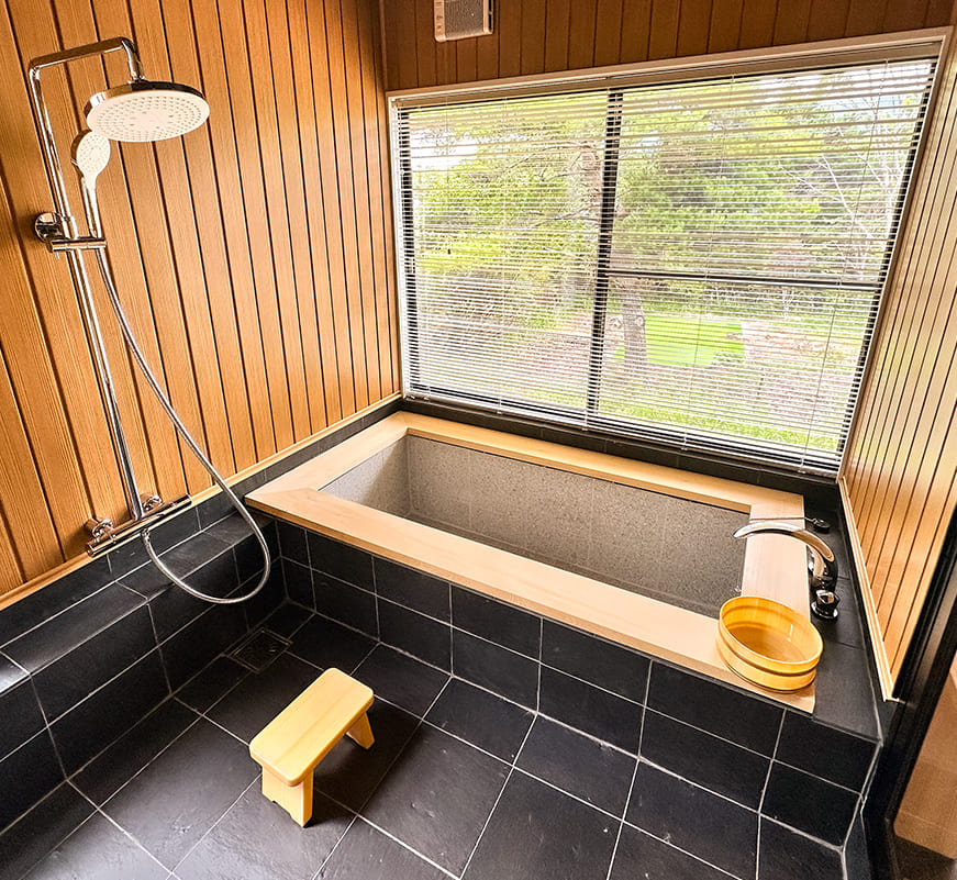 内湯 開放的な空間とした内湯は暖かいお湯に包まれながら、
                            プライベートな時間を満喫できるのが魅力といえるでしょう。シャワーや洗面台などの設備が十分に配置されており、リラックスした入浴時間を過ごせます。