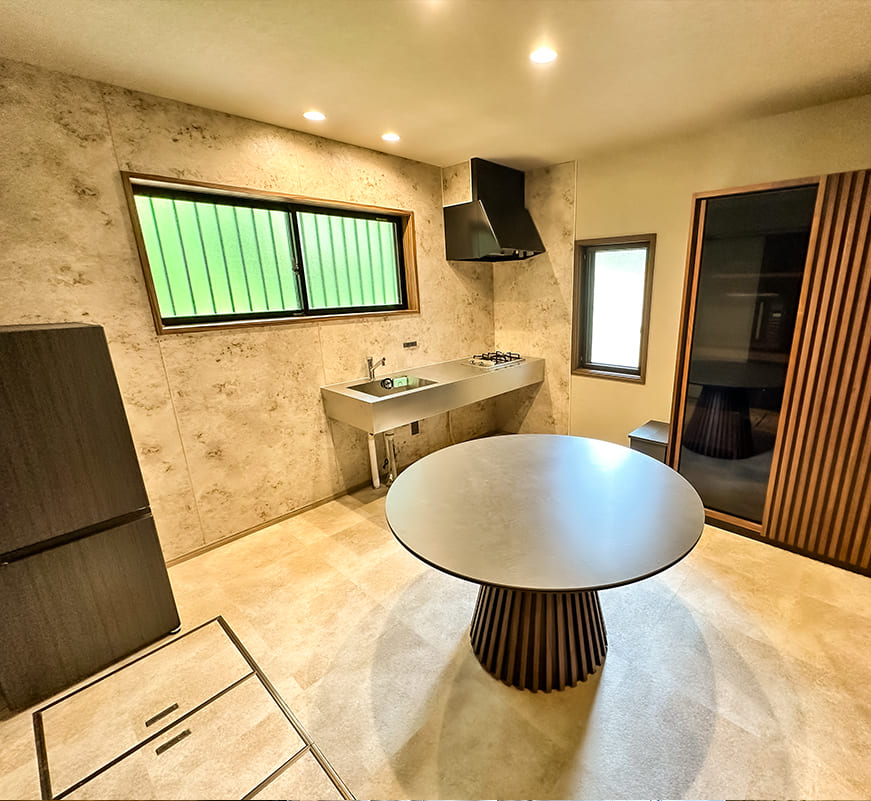 キッチン 実の家電設備と広々としたスペースを誇るキッチン。<br>
                            調理に必要な器具が揃っています。ゆとりある作業スペースで、大人数の調理も楽々。