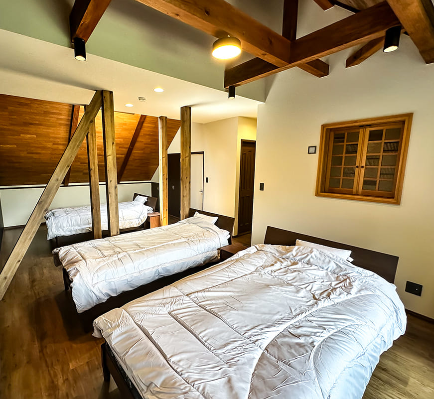 ベットルーム ゆとりある空間と広々としたベッドルームで、リラックスして至福の眠りをお約束いたします。ベッドはフランスベッドを使用しております。極上の睡眠と上質な休息をお楽しみいただき、日々の疲れを癒し、次の日の活力を養ってください。